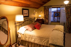 3 bedrooms, desk, iron/ironing board, bed sheets