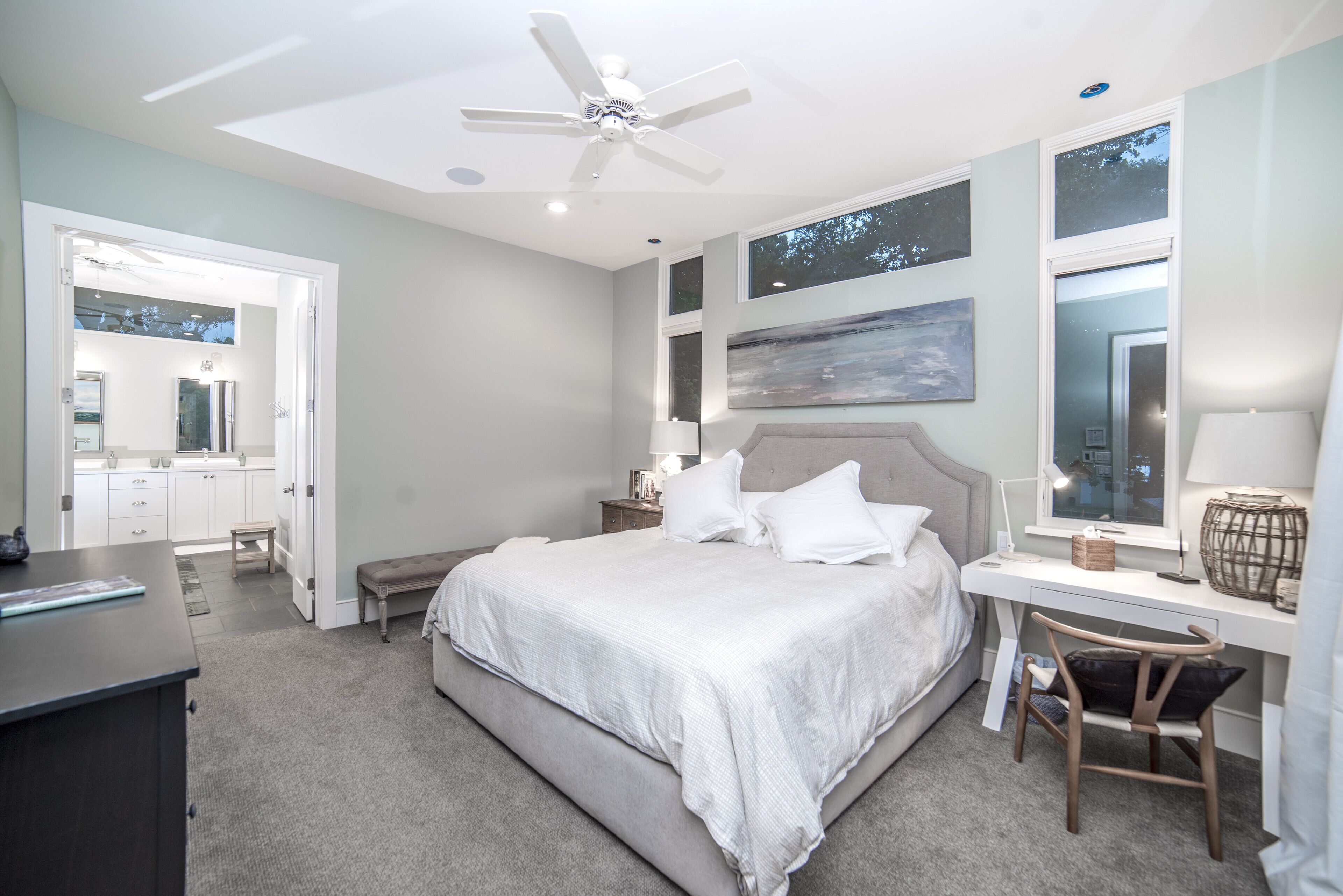 Luxury Waterfront Lakehouse with Volleyball, Boat Dock, Fire Pit,  7 bedrooms 