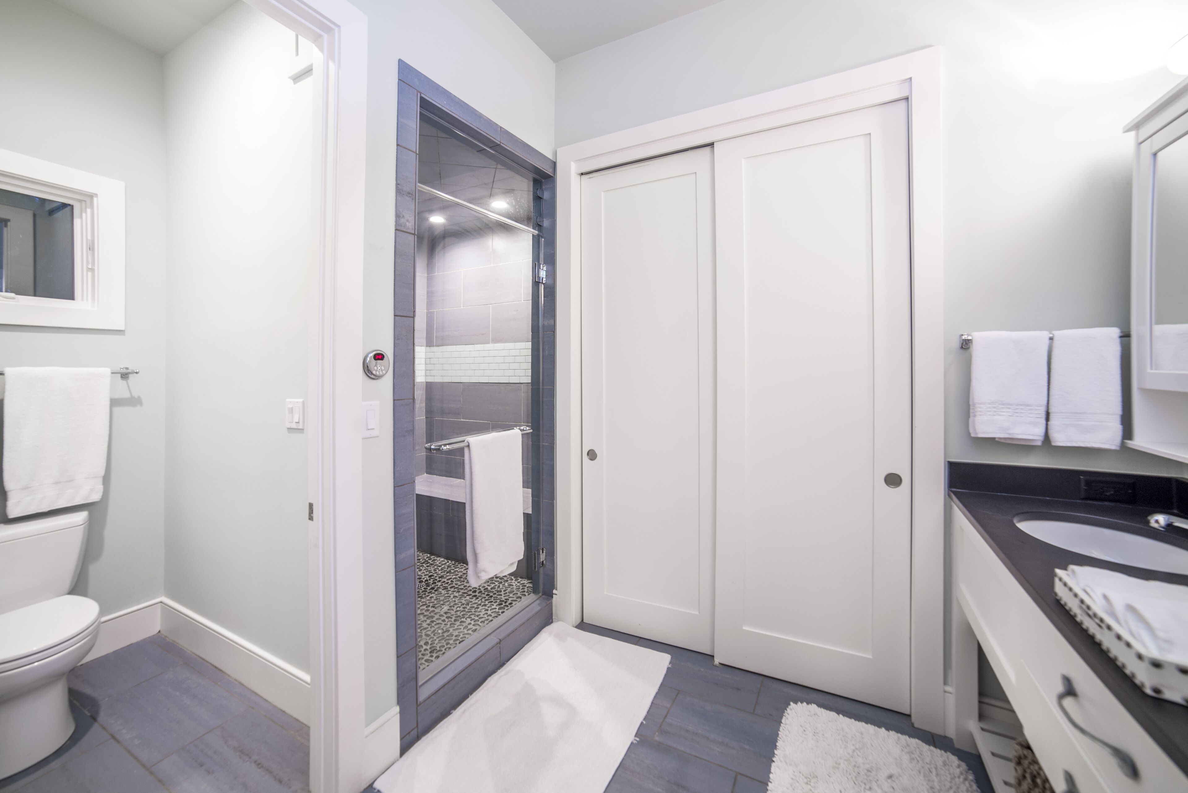 Luxury Waterfront Lakehouse with Volleyball, Boat Dock, Fire Pit,  7 bedrooms 