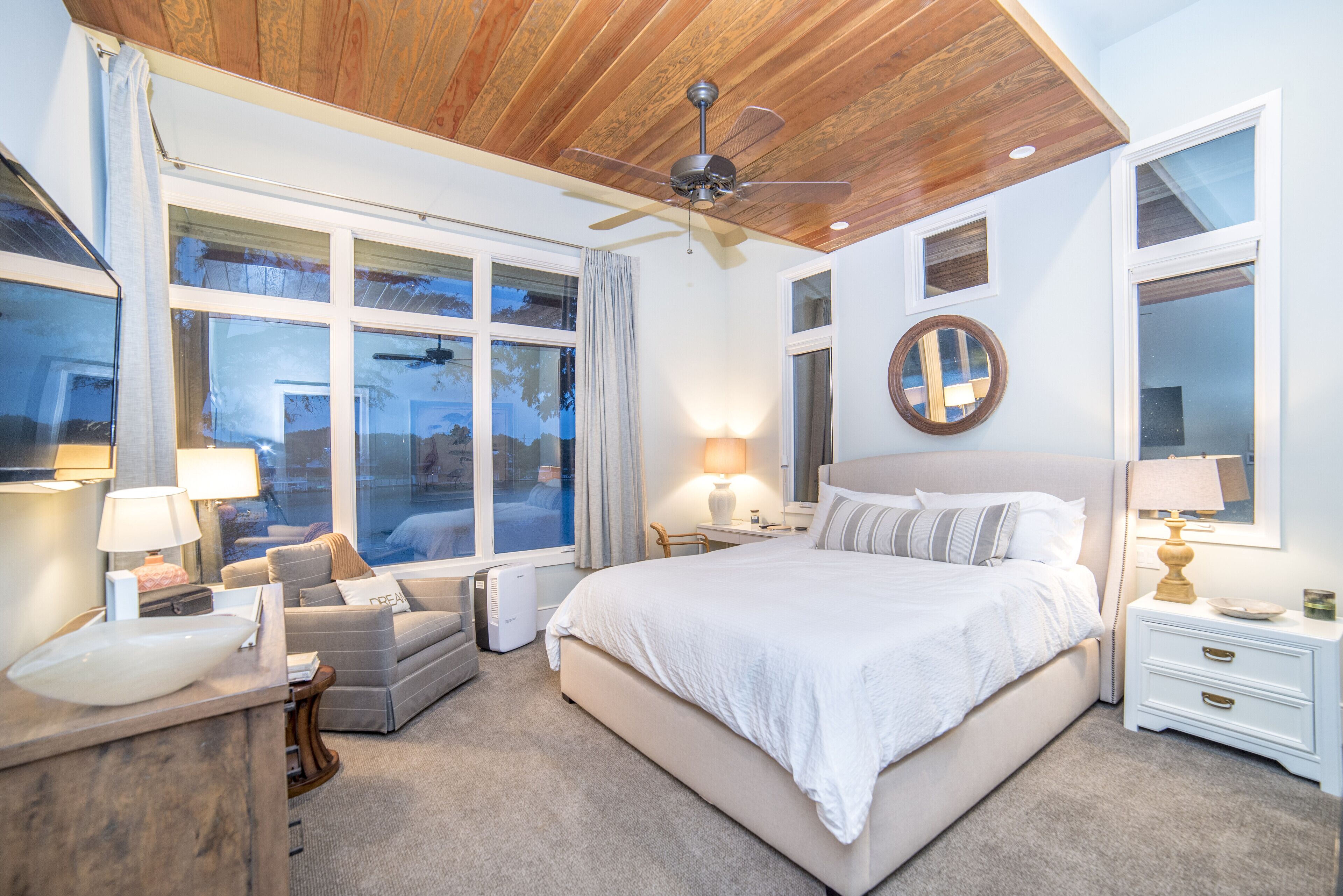 Luxury Waterfront Lakehouse with Volleyball, Boat Dock, Fire Pit,  7 bedrooms 