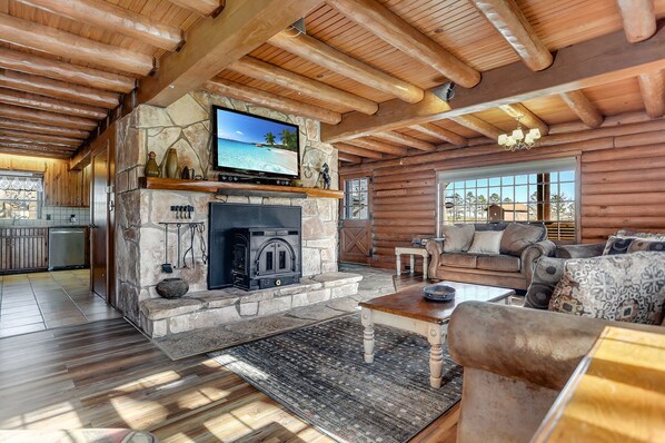 TV, DVD player - Comanche Homestead | Close to Town | Sleeps up to 14 (Fredericksburg)