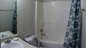 Ein Badezimmer mit Waschbecken, Toilette und Badewanne.