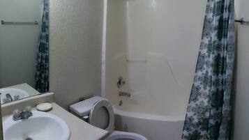 Toallas, jabón, papel de baño