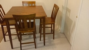 Ein Essbereich mit einem Holztisch und vier Stühlen.