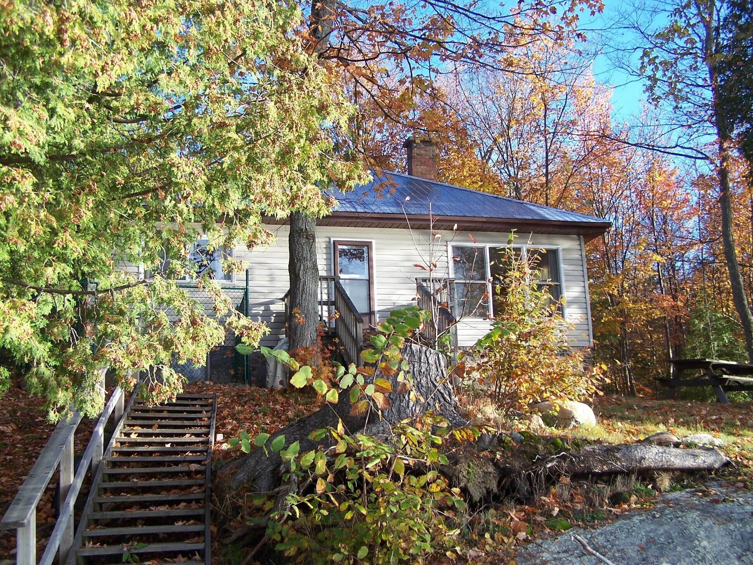 Enjoy the rugged natural beauty of the Haliburton Highlands, in comfort.