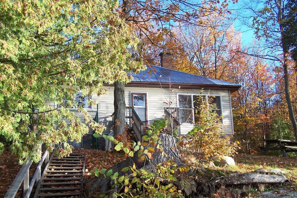 Enjoy the rugged natural beauty of the Haliburton Highlands, in comfort.