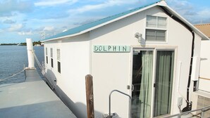 Un edificio blanco con un letrero que dice "DOLPHIN" en un bote.