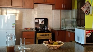 Shared fridge, shared microwave, electric kettle - Annies House (Mlolongo)
