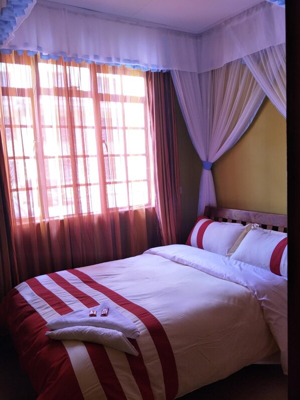 Bureau, rideaux occultants, chambres insonorisées