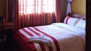 Desk, blackout drapes, soundproofing, iron/ironing board - Annies House (Mlolongo)