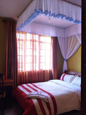 Desk, blackout drapes, soundproofing, iron/ironing board - Annies House (Mlolongo)