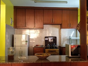 Réfrigérateur dans l'espace commun, micro-ondes dans l'espace commun