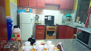 Shared fridge, shared microwave, electric kettle - Annies House (Mlolongo)