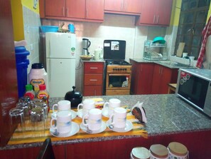Shared fridge, microwave, electric kettle, cookware/dishes/utensils - Annies House (Mlolongo)