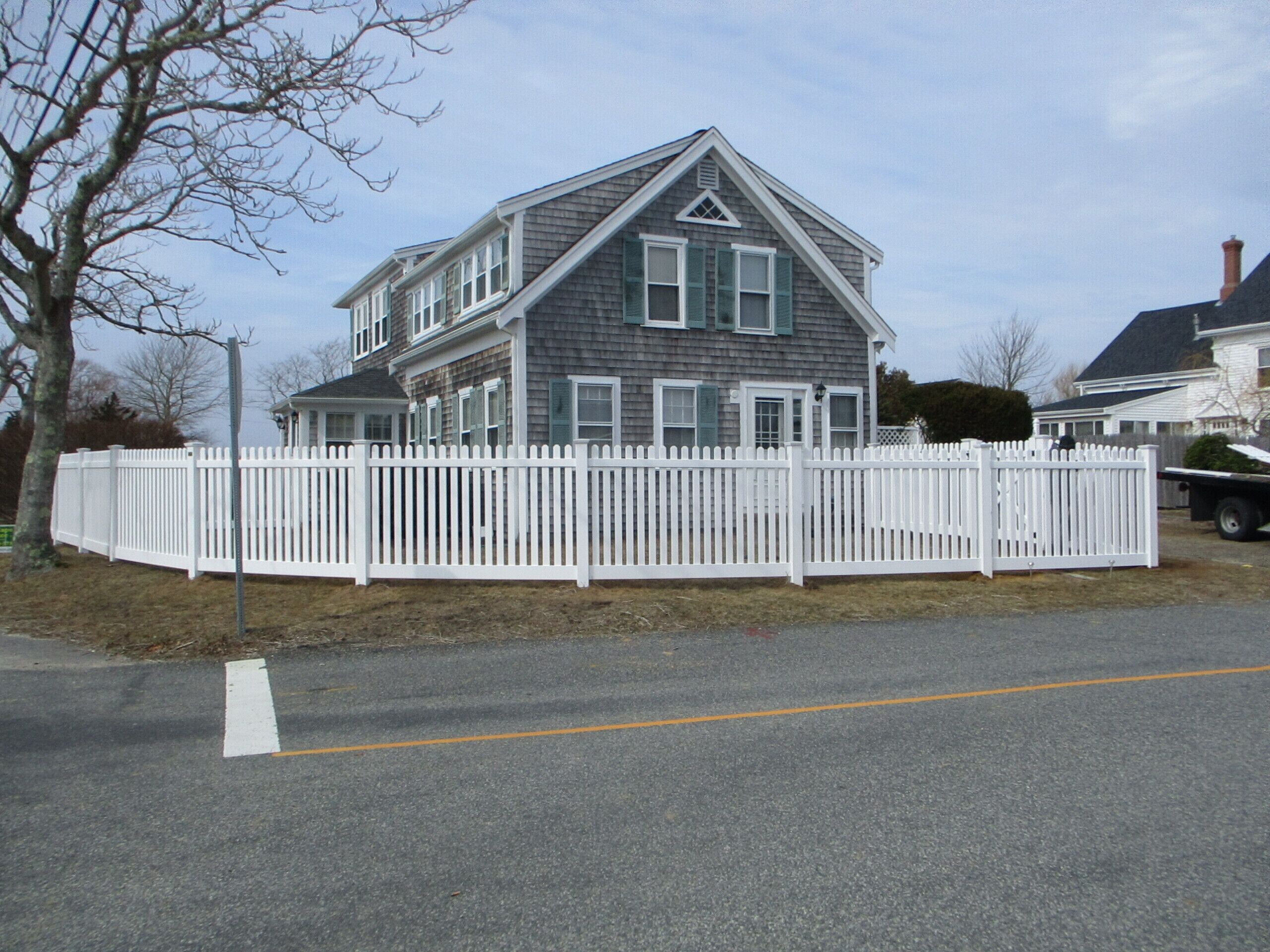 4 minute walk to beach, 4 bedroom, 2 bath, fenced in yard, pet friendly
