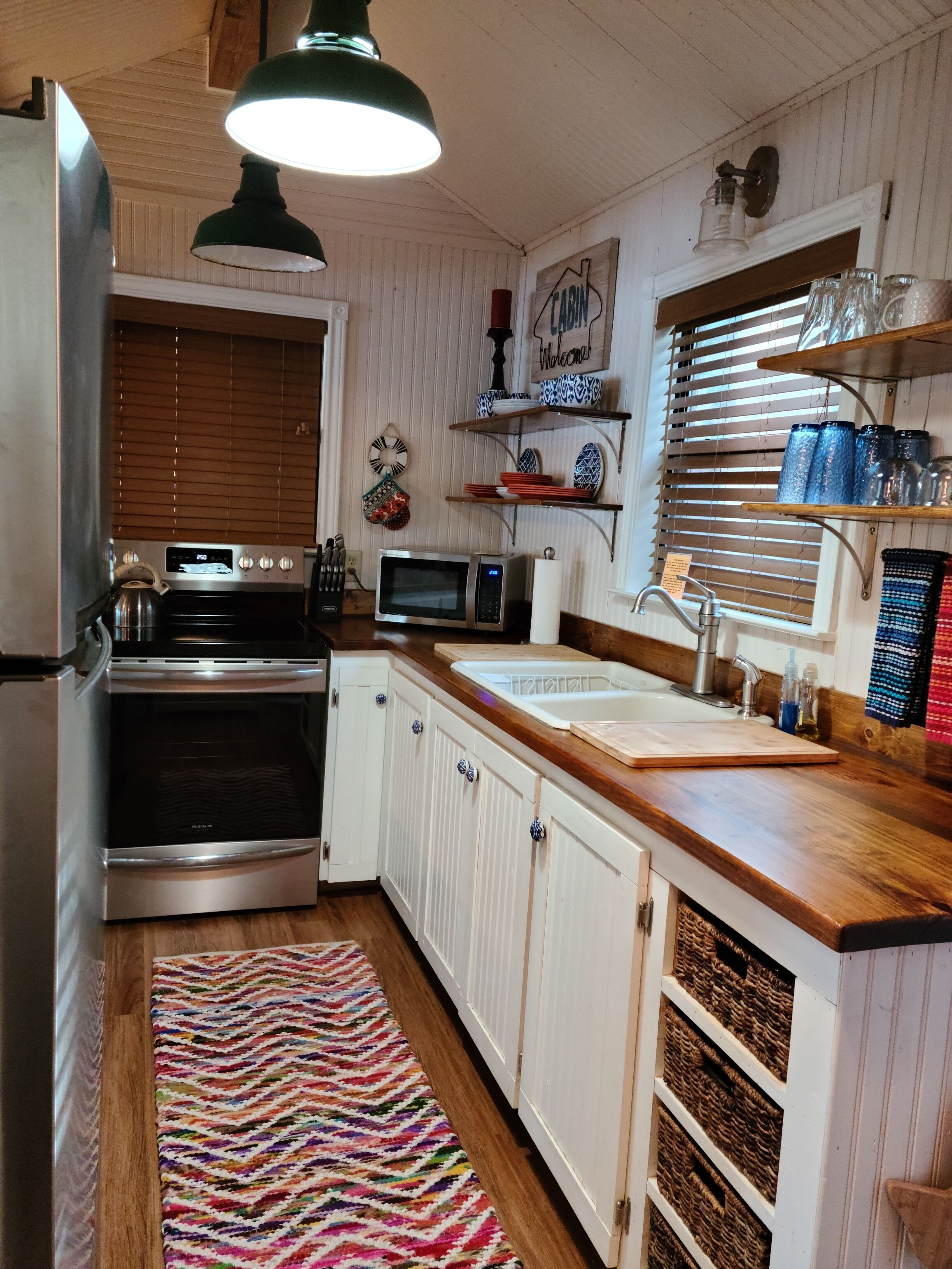 HIDEAWAY at HAWKINS!East TX LAKEFRONT Cabin in the Trees-Firepit-Private dock🐟