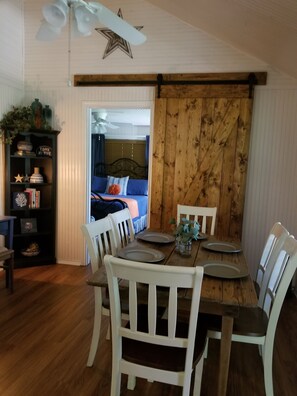 Dining - HIDEAWAY at HAWKINS!East TX LAKEFRONT Cabin in the Trees-Firepit-Private dock🐟 (Hawkins)
