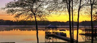 HIDEAWAY at HAWKINS!East TX LAKEFRONT Cabin in the Trees-Firepit-Private dock🐟