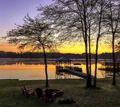 HIDEAWAY at HAWKINS!East TX LAKEFRONT Cabin in the Trees-Firepit-Private dock🐟