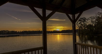 HIDEAWAY en HAWKINS !! East Texas LAKEFRONT Cabina en los árboles! NUEVA CUBIERTA '19