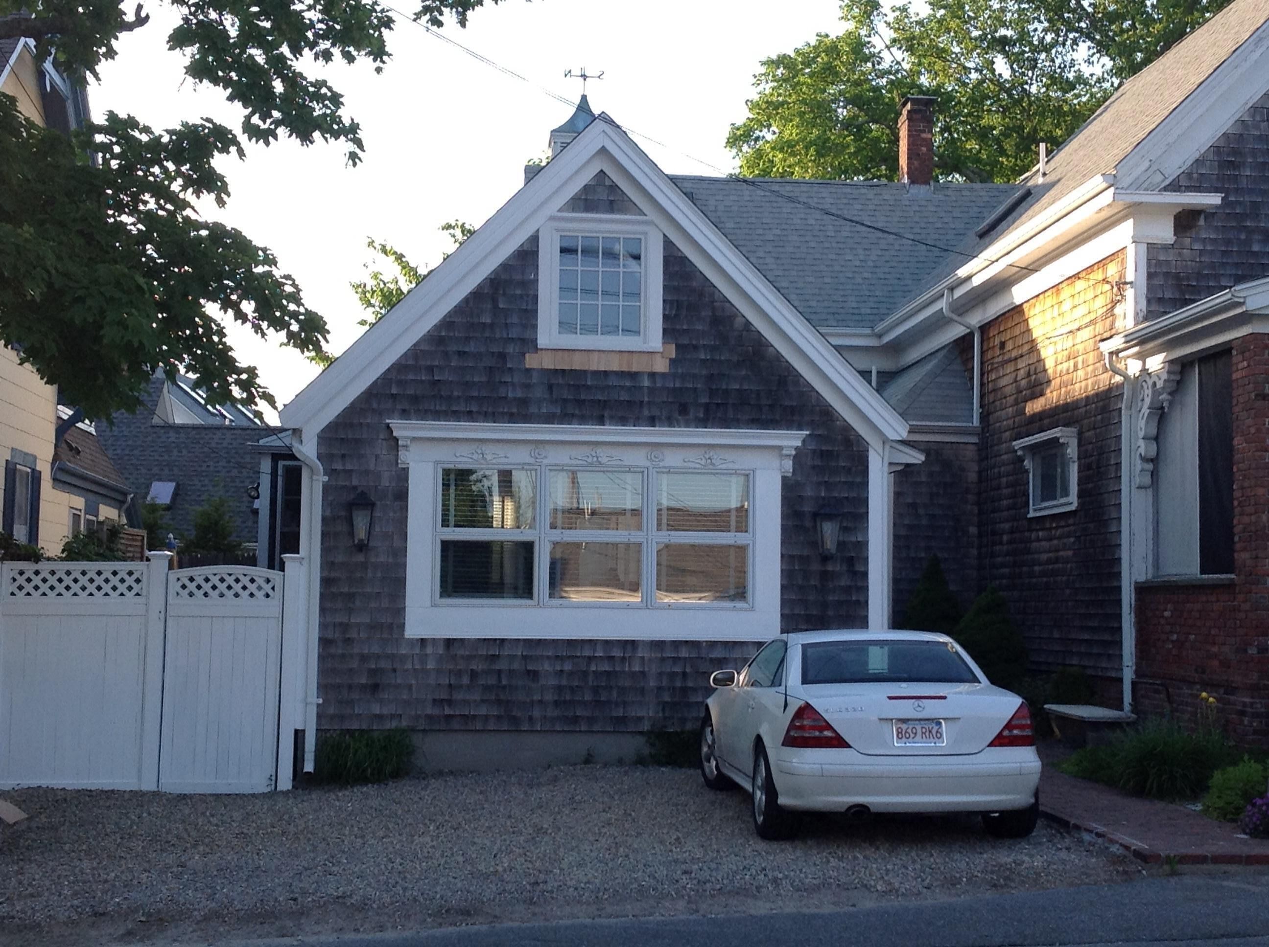 Quintessential Cape Cod cottage, near Town Center, 1 block to Commercial St