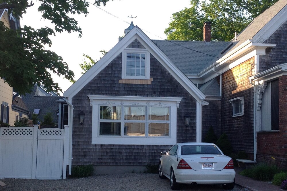 Quintessential Cape Cod cottage, near Town Center, 1 block to Commercial St