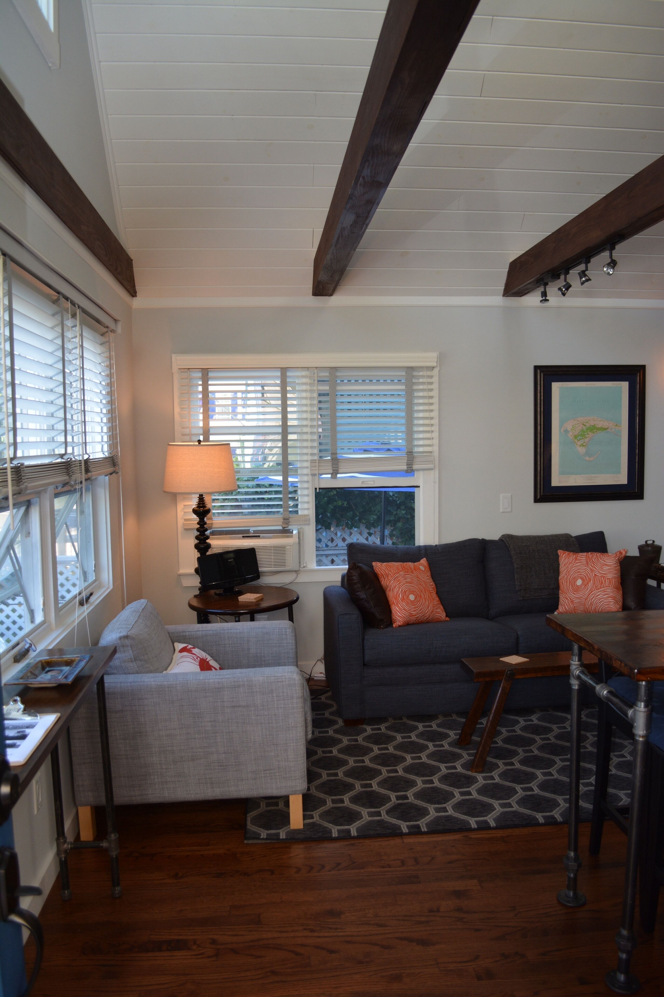 Quintessential Cape Cod cottage, near Town Center, 1 block to Commercial St