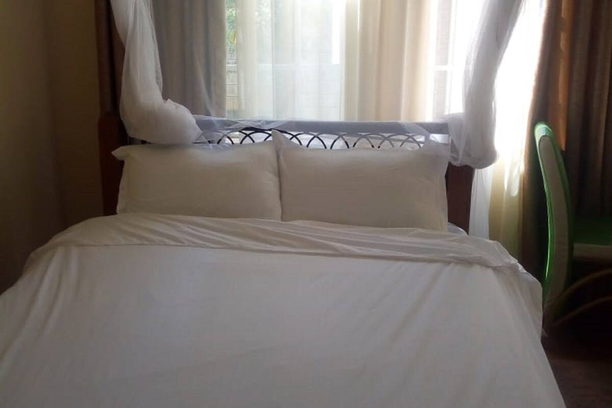 Escritorio, cortinas blackout y ropa de cama