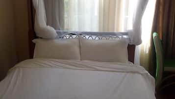 Single Room | Desk, blackout drapes, bed sheets