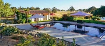 Darling Cottage am Rande eines privaten Sees ~ nur 5 Minuten von der Stadt