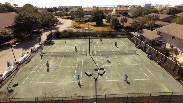 Una cancha de tenis al aire libre rodeada de edificios residenciales.