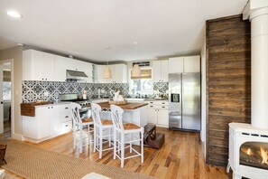 Mikrowelle, Ofen, Geschirrspüler, Wasserkocher mit Kaffee-/Teezubehör