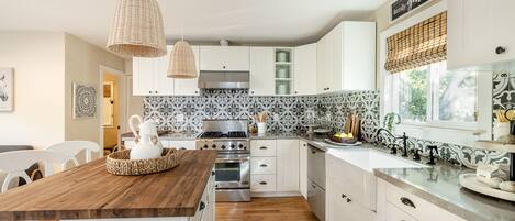 Microondas, horno, lavavajillas y cafetera y tetera