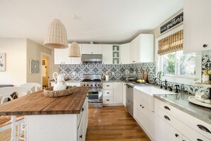 Microondas, horno, lavavajillas y cafetera y tetera 