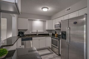 冷蔵庫、電子レンジ、オーブン、コンロ