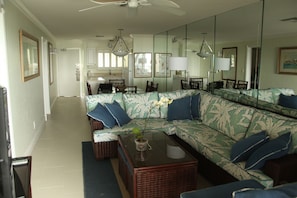 Een televisie en een dvd-speler