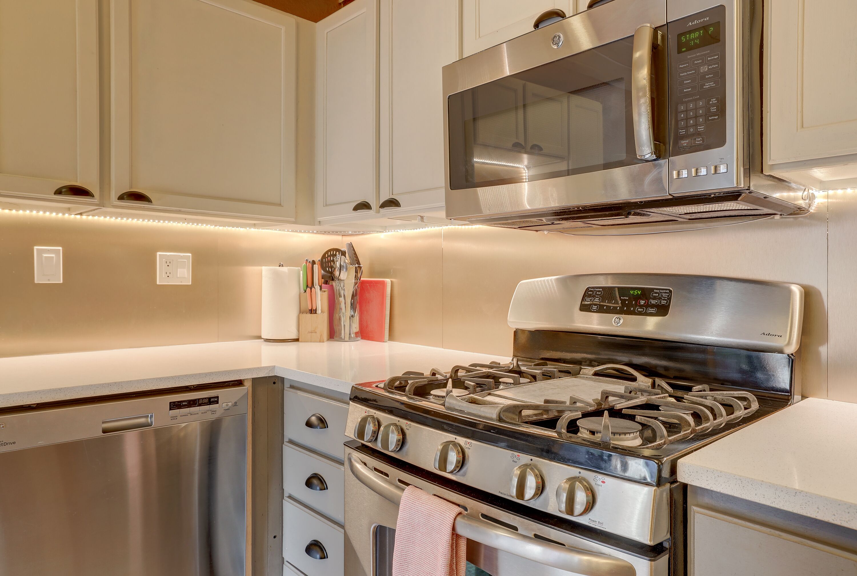 Kjøleskap, mikrobølgeovn, ovn og kokeplater