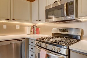 冷蔵庫、電子レンジ、オーブン、コンロ