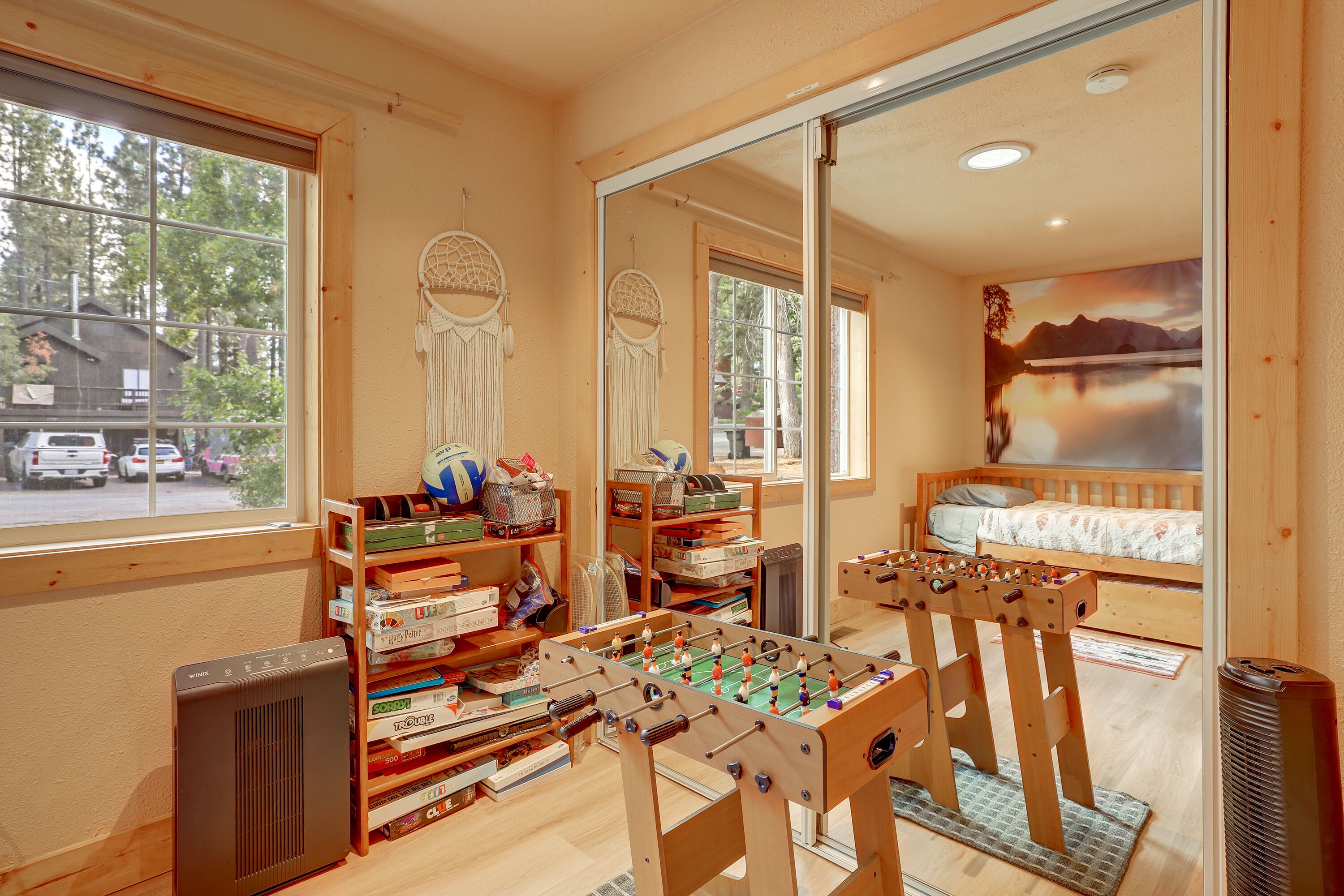 3 soverom, skrivebord, strykejern/-brett og reiseseng for barn