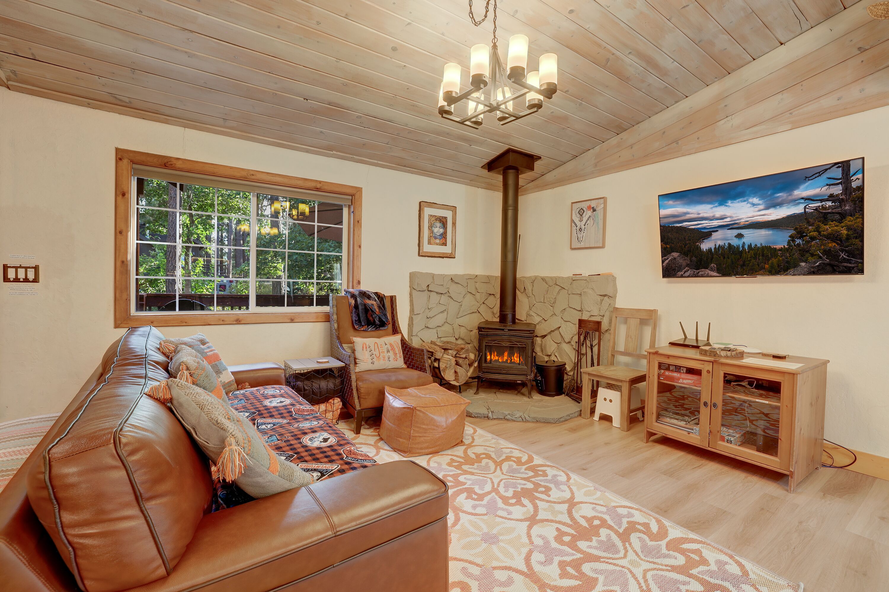 スマートテレビ、暖炉、テレビゲーム、DVD プレーヤー