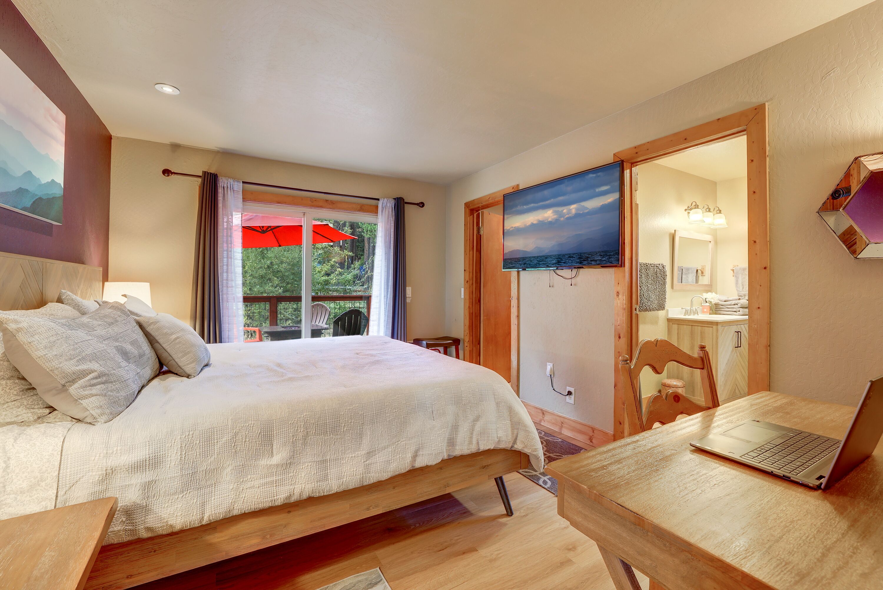 3 室のベッドルーム、デスク、アイロン / アイロン台、旅行用ベビーベッド