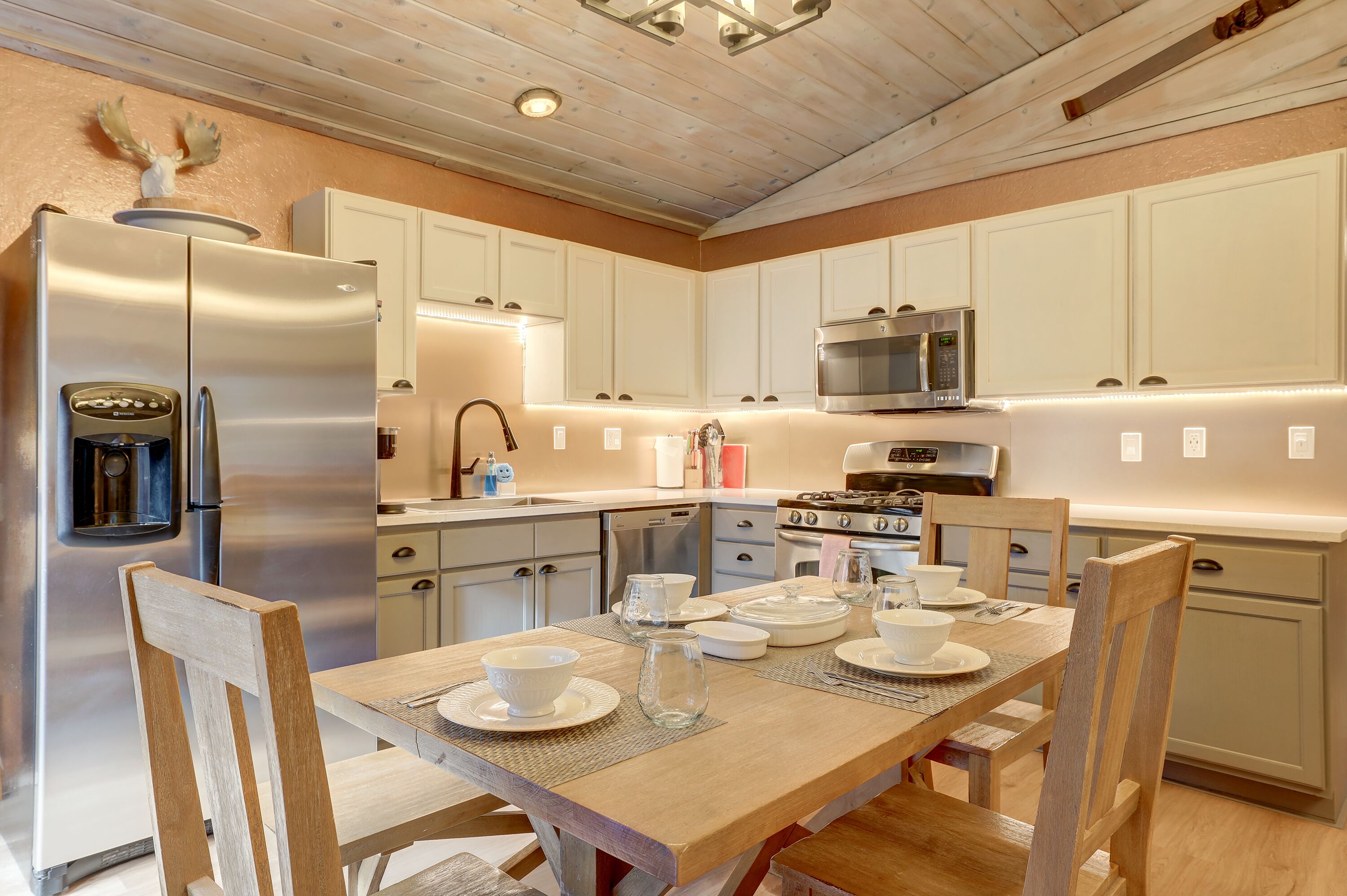 Kjøleskap, mikrobølgeovn, ovn og kokeplater