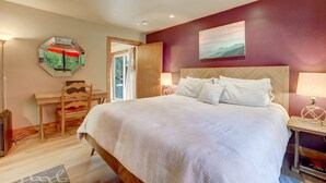 Ein Schlafzimmer mit einem großen Bett, einem Holztisch und einem Stuhl.