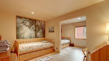 3 bedrooms, desk, iron/ironing board, travel crib