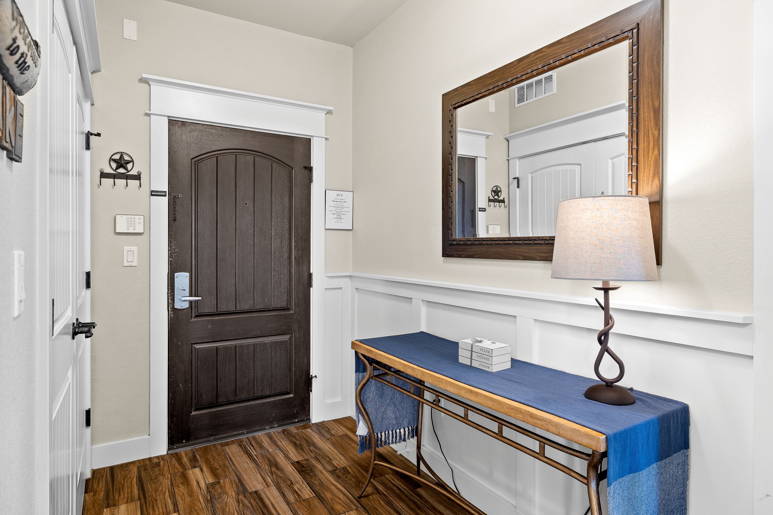 Hollows Resort, Luxury Villa, Great View of Lake Travis & Hill Country, Pools, Fitness Center!!