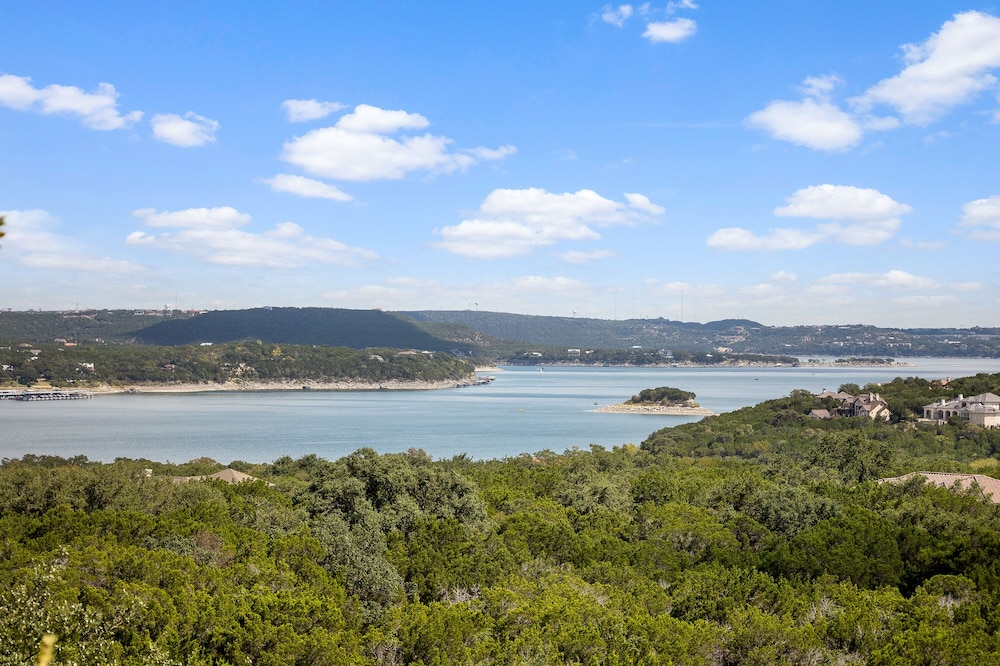 Hollows Resort, Luxury Villa, Great View of Lake Travis & Hill Country, Pools, Fitness Center!!