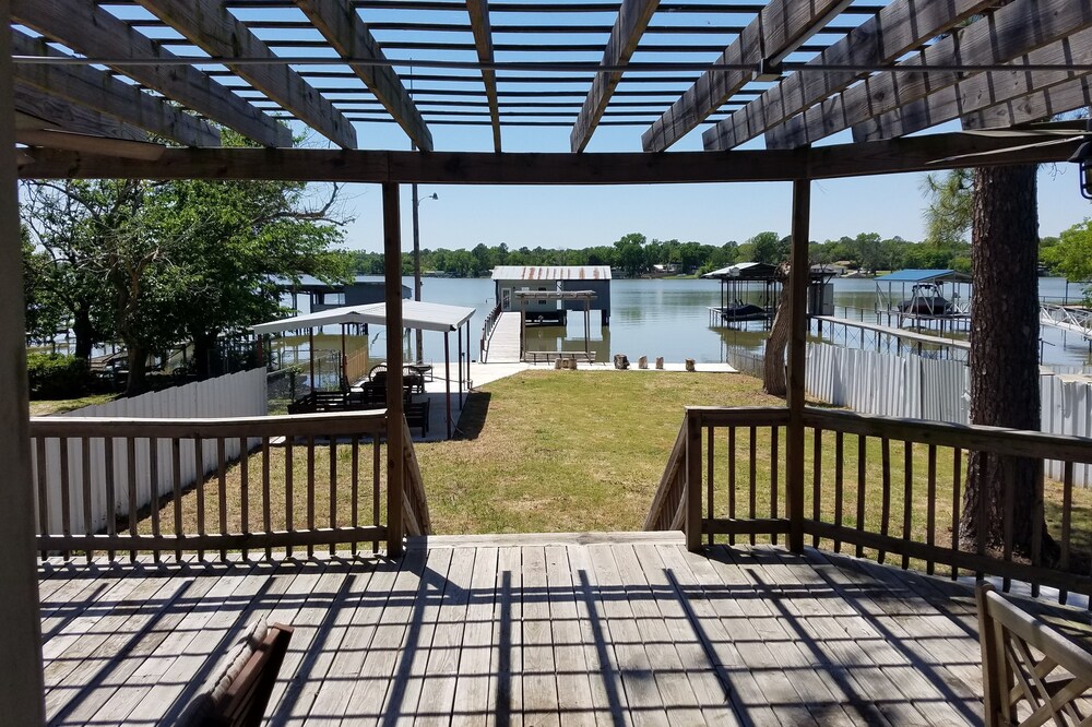 "Twin Pines”-Lakefront House w/Boat House,Kayaks,Pdlebrd,Canoe&Over Water Swings