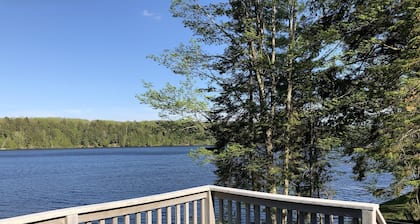 Viehättävä mökki lounaisrannalla AuTrain-järvellä