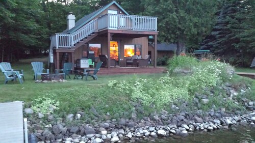 Quaint beautiful cabin on the southwest shore on AuTrain Lake