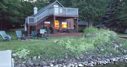 Quaint beautiful cabin on the southwest shore on AuTrain Lake